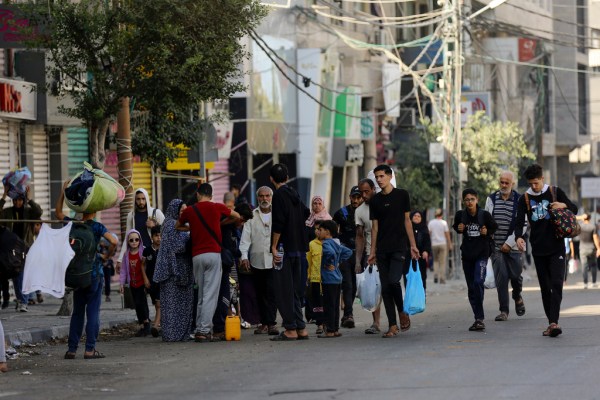 Хиляди палестинци са напуснали северна Газа пеша развявайки бели знамена