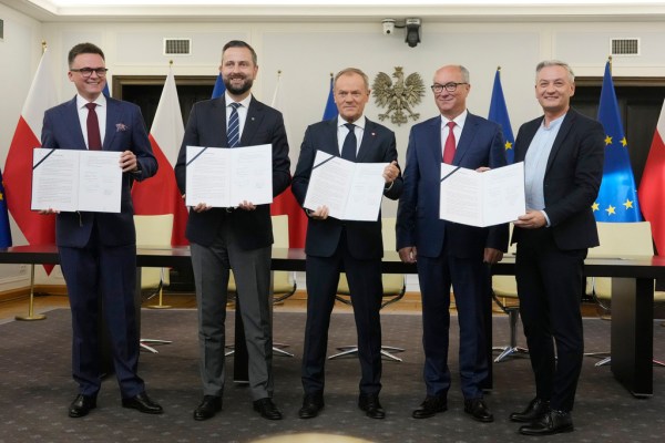 Опозиционните партии в Полша подписаха коалиционно споразумение проправяйки им пътя