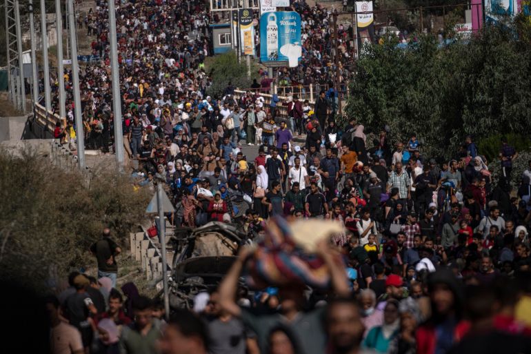 Palestinians flee to the southern Gaza Strip on Salah al-Din Street in Bureij