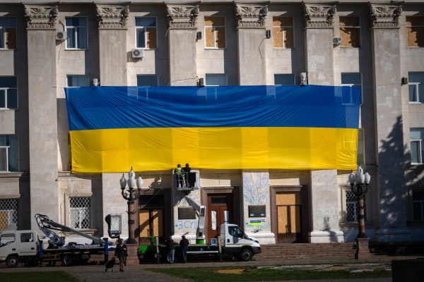 Украински официални лица съобщиха че най малко един човек е бил