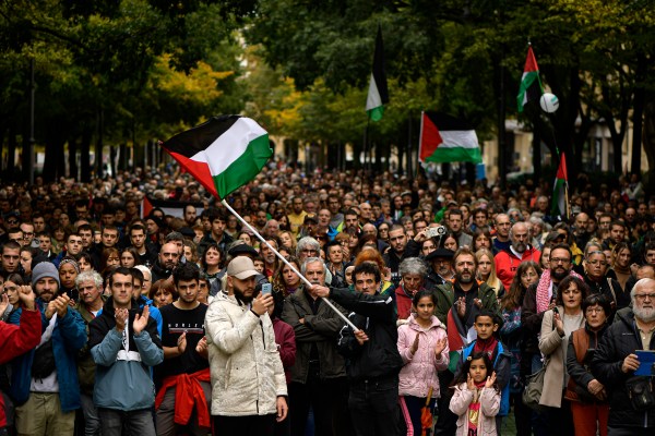 Демонстранти по целия свят се събраха в знак на солидарност
