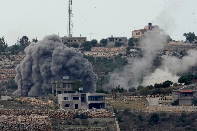 13 Kasım Pazartesi, Güney Lübnan'da Lübnan'ın İsrail ile sınır köyü olan Aita al-Shaab'ın eteklerinde İsrail'in hava saldırısı (solda) ve topçu bombardımanından duman yükseliyor.