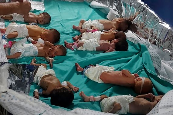 Bambini palestinesi nati prematuri nell’ospedale Shifa di Gaza City domenica 12 novembre 2023.