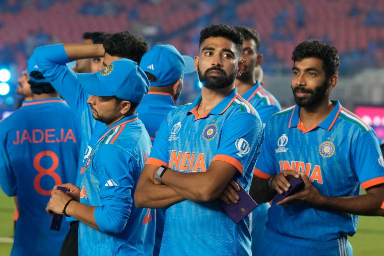 Os jogadores indianos aguardam a cerimônia de premiação depois que a Austrália venceu a final da Copa do Mundo de Críquete Masculino da ICC contra a Índia, em Ahmedabad, na Índia.