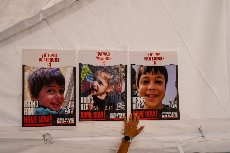 Gazze'de Hamas'ın esir tuttuğu üç çocuğu gösteren posterler