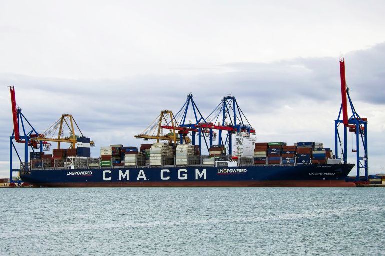 Nesta foto fornecida por Manuel Hernandez Lafuente, o CMA CGM Symi é visto no porto de Valência, Espanha, 22 de outubro de 2023