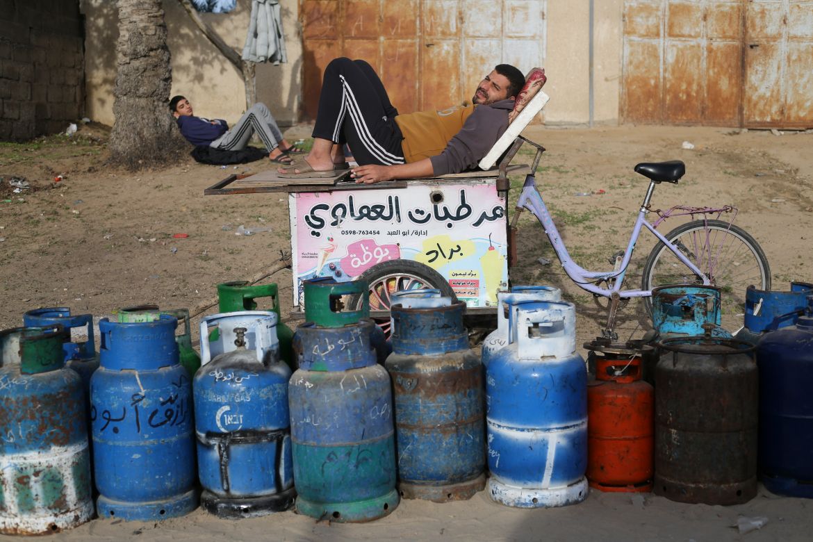 Palestinians line up for cooking gas during the second day of the temporary ceasefire between Hamas and Israel in Rafah