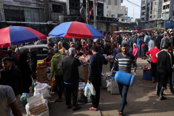Палестинците се запасяват с основни неща на фона на скока в цените на храните в Газа
