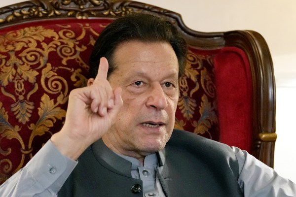 Пакистанският съд повдигна обвинение срещу бившия премиер Имран Хан в дело за държавни тайни