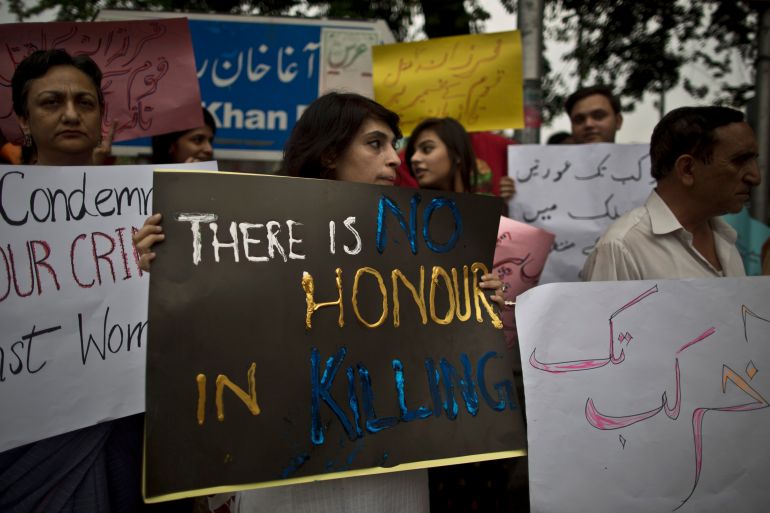 Ragazza pakistana uccisa dopo che le foto con il braccio di un ragazzo attorno a lei sono diventate virali