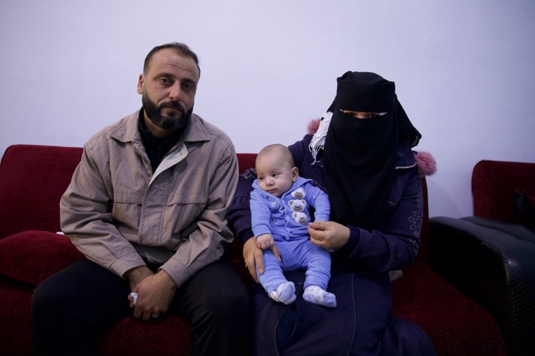 Abdul Khaliq Msalahlou-et son épouse Khawla Ghazi avec leur nouveau fils, Ahmed