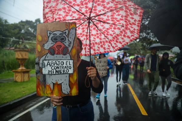 Панама празнува съдебна заповед за отмяна на мината, въпреки че бизнесът е ударен