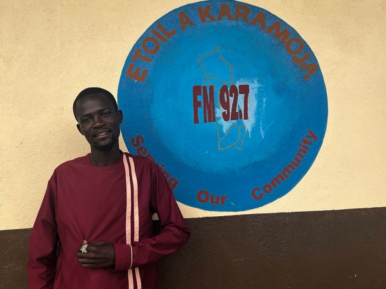 Emmanuel Lojok, yang menjalankan acara radio mingguan di stasiun The Voice of Karamoja di Kotido di mana mantan perampok terkadang menjadi tamunya
