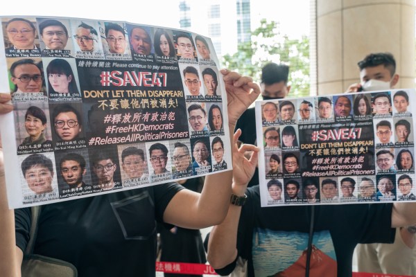 За арестуваните продемократични активисти в Хонконг правосъдието трябва да чака
