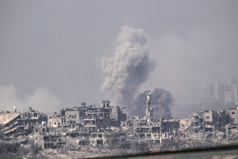 Fumaça sobe em Gaza