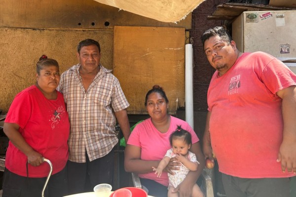 В продължение на 25 години Tres Hermanos Pozoleria в Акапулко