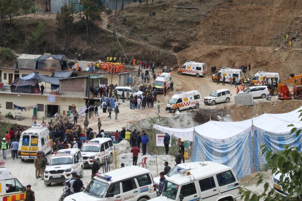 Всички 41 строителни работници които бяха блокирани в срутен планински