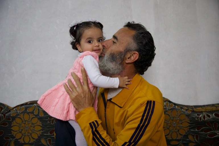 Nader Mohammed Al-Bakri joue avec sa fille Jouri [Ali Haj Suleiman/Al Jazeera]