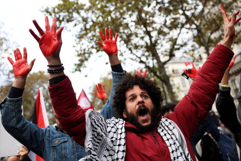 People attend a demonstration demanding a ceasefire in Gaza in Paris, France, November 4, 2023. [REUTERS/Claudia Greco]