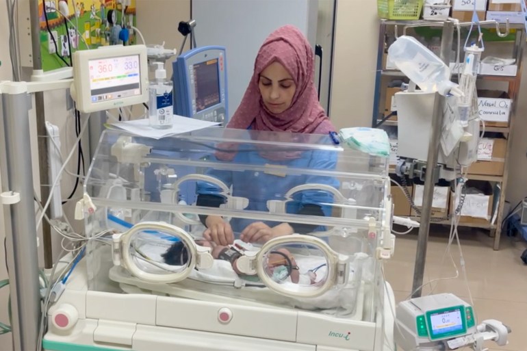 Pielęgniarka Warda Al-Awawda opiekuje się niemowlętami w inkubatorach 