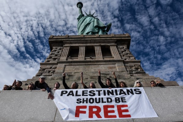 Стотици американски еврейски активисти окупираха мирно Статуята на свободата в