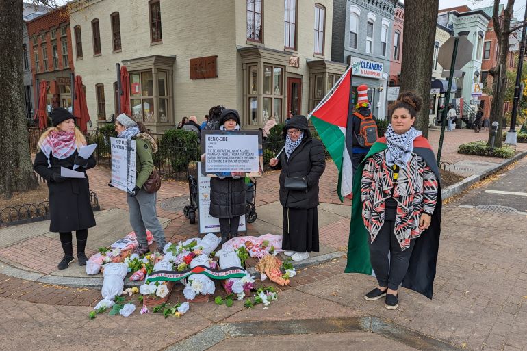 Aktivistler, İsrail'in Gazze saldırılarında öldürülen Filistinli çocukları gösteren bir sergiyle sokak köşesinde duruyor