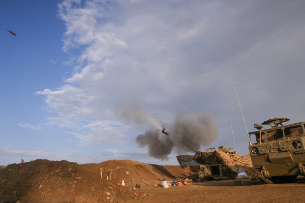 Ливанската Хизбула атакува 19 израелски позиции едновременно по границата предизвиквайки
