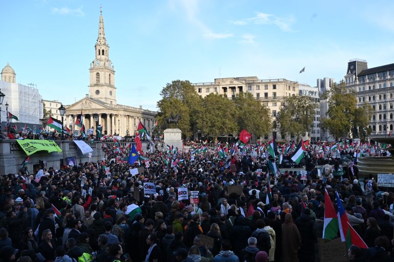 Protesters gather with placards and flags during the 'London Rally For Palestine' in Trafalgar Square, central London on November 4, 2023. [JUSTIN TALLIS / AFP]