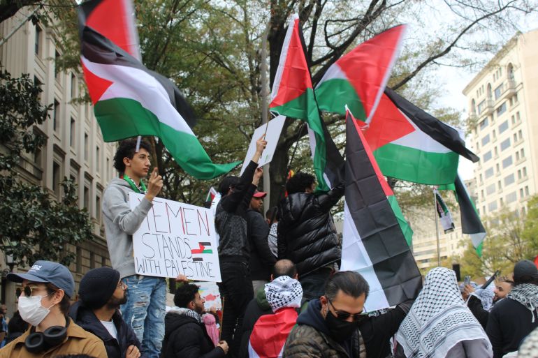 Protester holds sign that says, 'Yemen stands with Palestine'