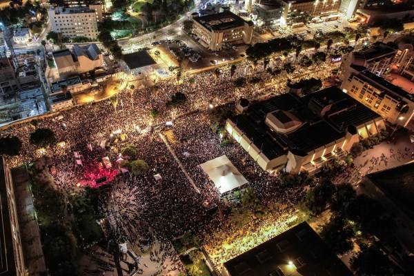 Хиляди хора се събраха на протест в Тел Авив като