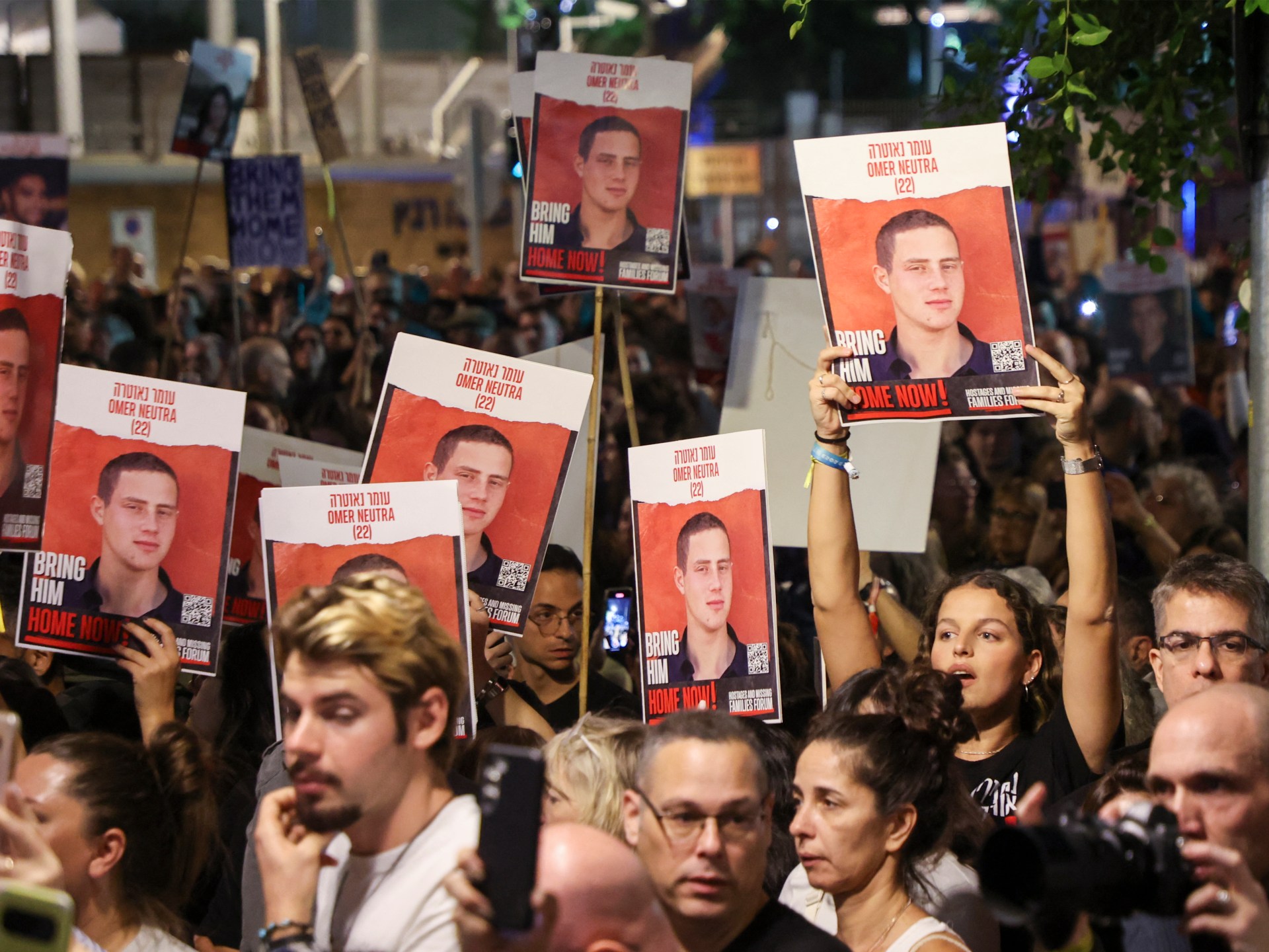 Decine di migliaia manifestano a Tel Aviv a causa dei ritardi nel rilascio dei prigionieri  Notizie sul conflitto israelo-palestinese
