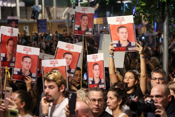 Десетки хиляди протестираха в Тел Авив на фона на забавянето на освобождаването на пленници