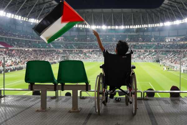 „Няма място за геноцид“: Катарски футболни фенове подкрепят Газа срещу Израел