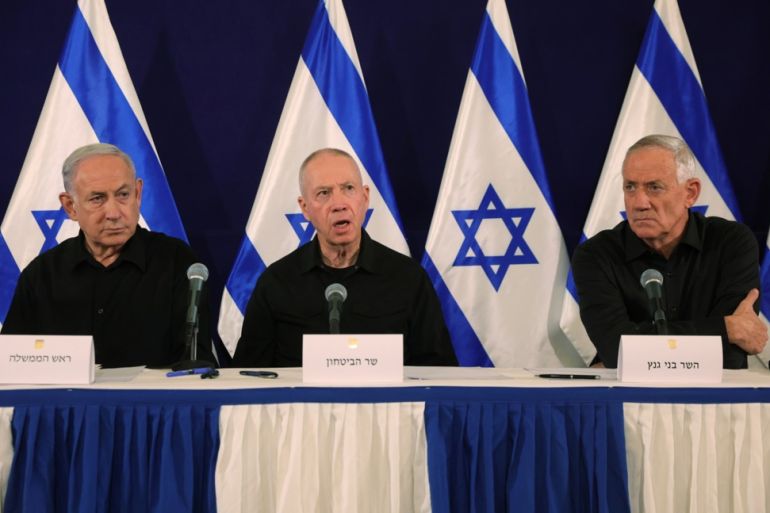 İsrail Başbakanı Benjamin Netanyahu, Savunma Bakanı Yoav Gallant ve Kabine Bakanı Benny Gantz, 28 Ekim 2023'te İsrail'in Tel Aviv kentindeki Kirya askeri üssünde bir basın toplantısında konuşuyor.