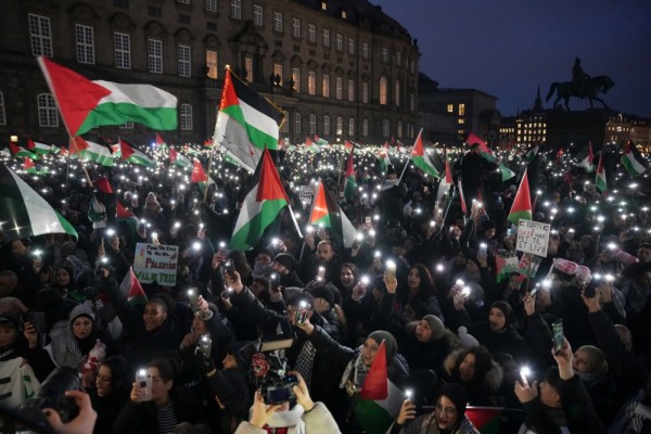 Светът осъжда войната на Израел срещу Газа, докато той марширува за Палестина