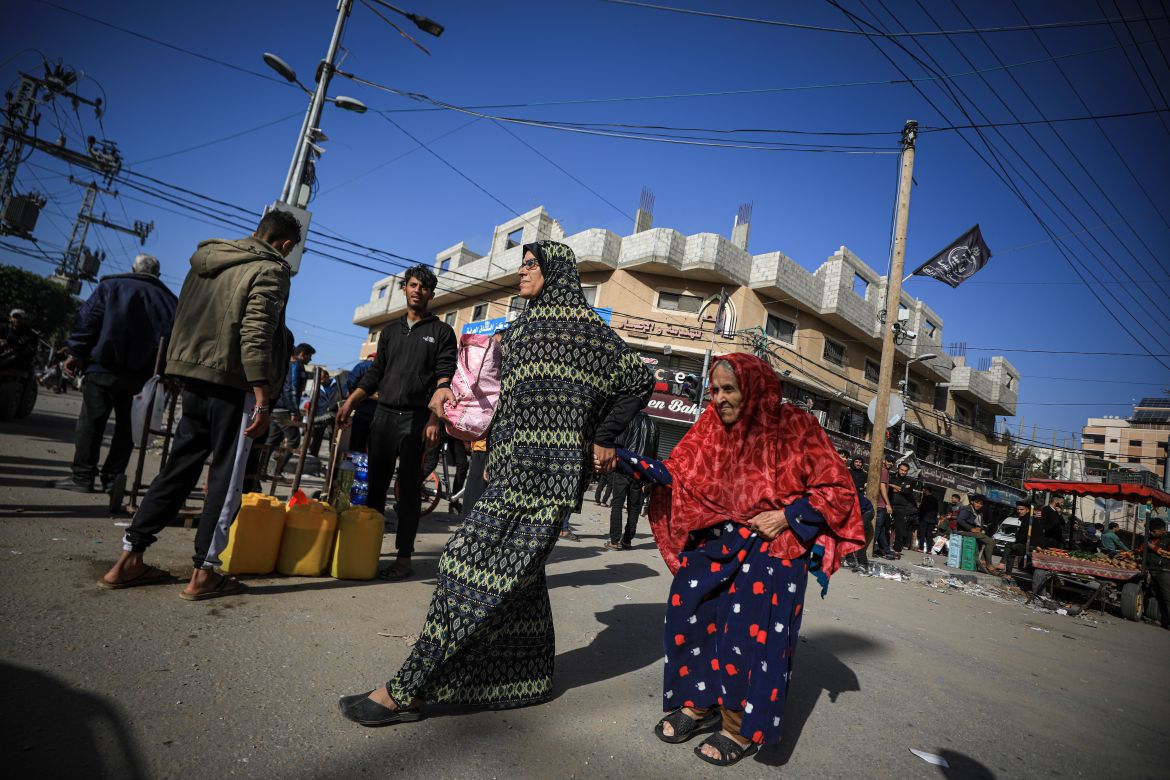 Palestinians flee their homes in Bureji refugee camp after Israeli order