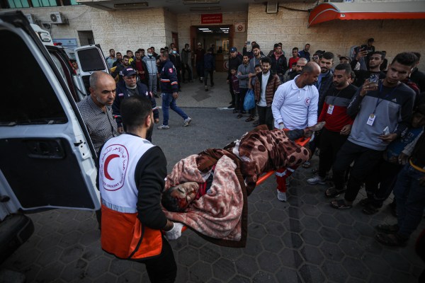Търсят се оцелели след израелската атака срещу централната сграда на Газа