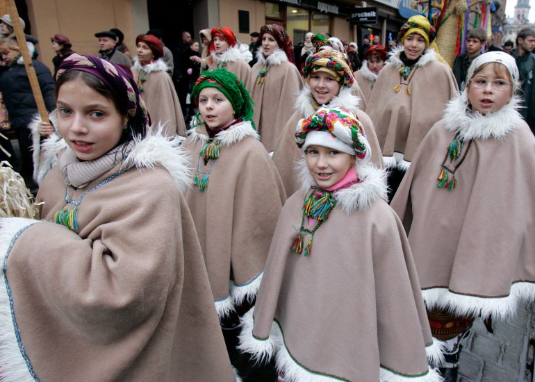 Children sing carols during a Christmas Eve performance in Lviv, Ukraine January 6, 2007. Orthodox and Greek Catholic Ukrainians will celebrate Christmas on January 7. REUTERS/Gleb Garanich (UKRAINE)