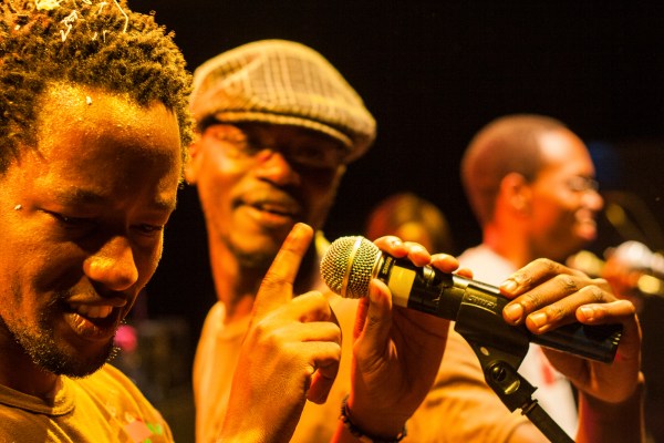Блинки, лидерът на групата от Кения, чийто екип оформи „готината“ музикална сцена в Найроби