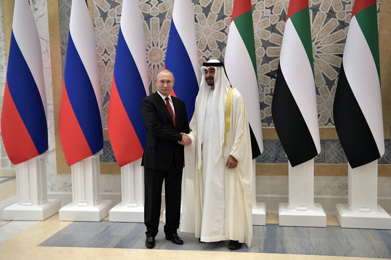 O presidente russo, Vladimir Putin, e o príncipe herdeiro de Abu Dhabi, Mohamed bin Zayed al-Nahyan, apertam as mãos em Abu Dhabi