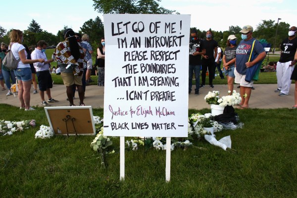 Американски парамедици са признати за виновни за смъртта на чернокожия Илайджа Макклейн през 2019 г.