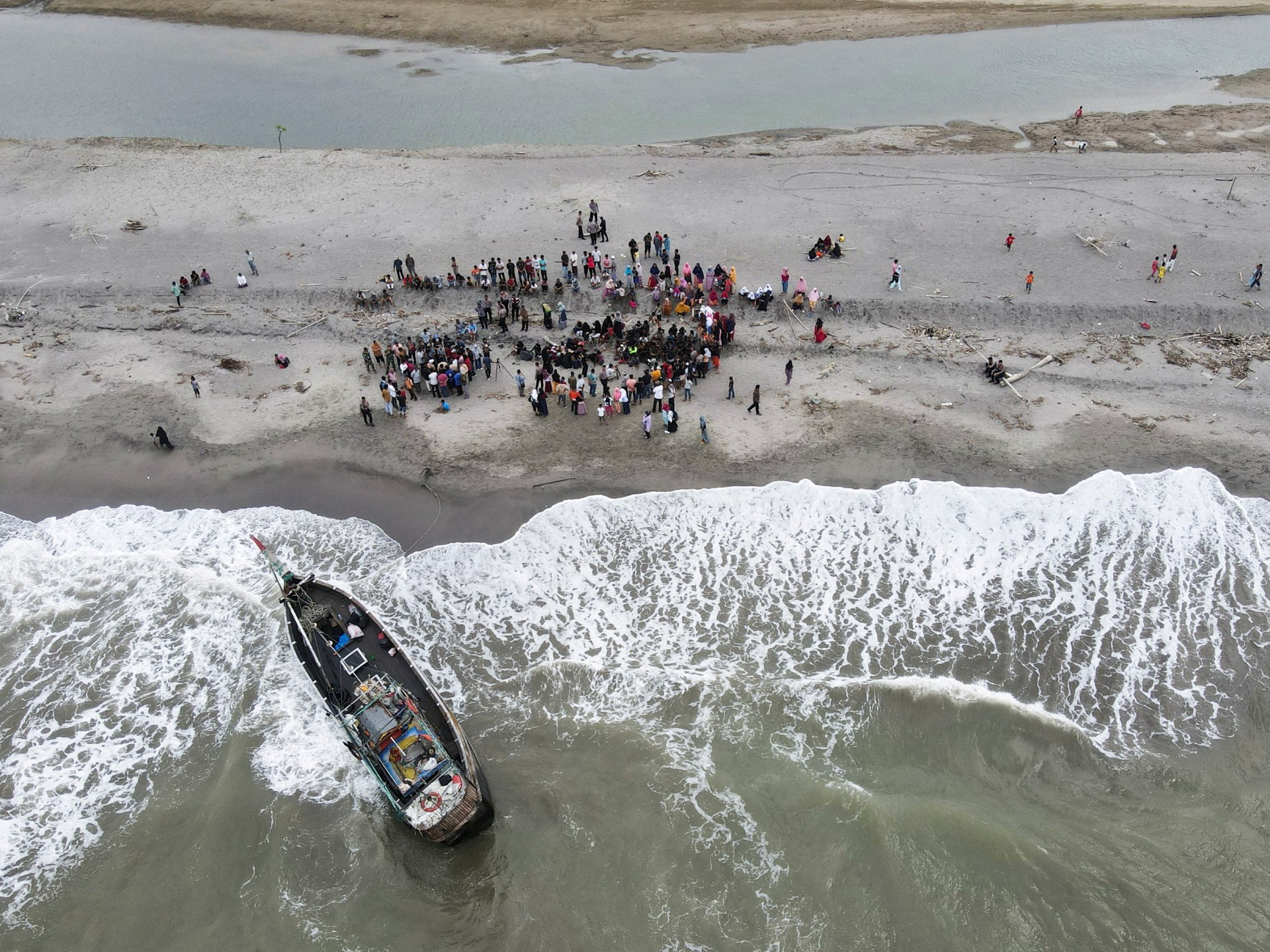 ВМС Индонезии отбрасывают лодку с беженцами рохинджа у побережья Ачеха  Новости рохинджа