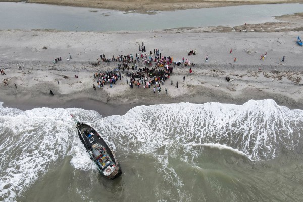 ВМС на Индонезия отблъсна лодка, превозваща бежанци рохинги, докато се