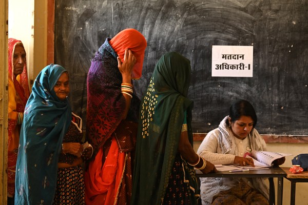 Индийската BJP води в 3 от 4 щата в ключови регионални избори