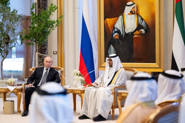 Путин прави рядко пътуване до Близкия изток, за да се срещне с лидерите на ОАЕ и Саудитска Арабия