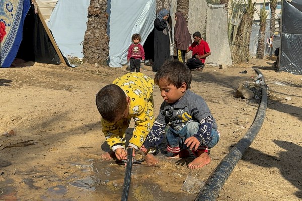 „Едва капка“: ООН предупреждава, че недостигът на вода е смъртоносен риск за децата в Газа