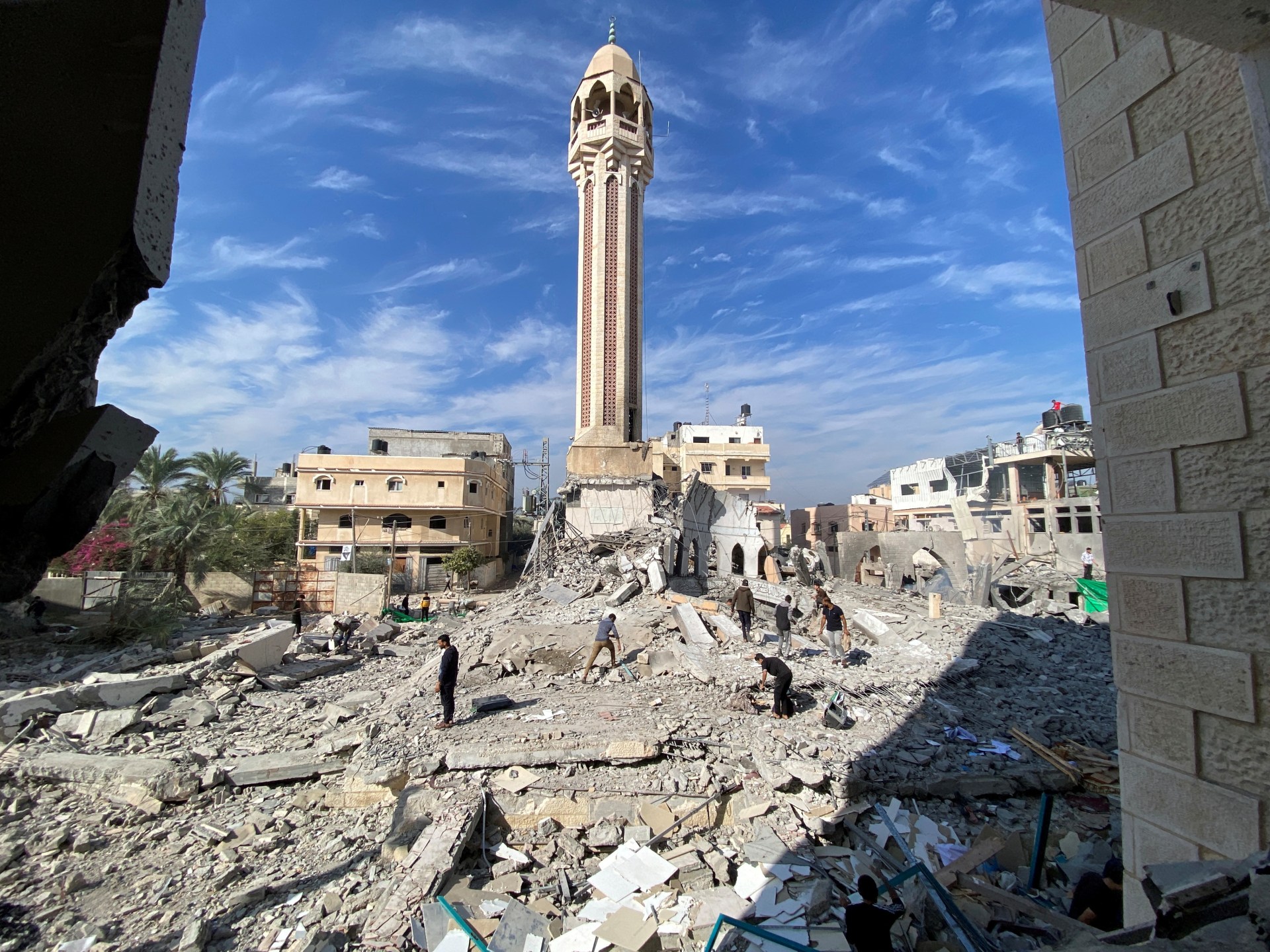 حماس تقول إن مسجد غزة دمر وتحث اليونسكو على إنقاذ التراث |  أخبار غزة