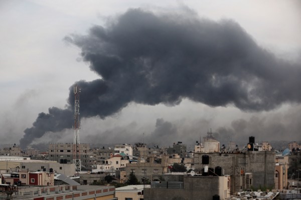 Израелската армия продължава да бомбардира южна Газа а нейните сухопътни