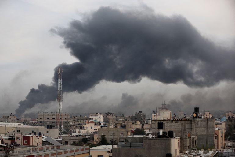 Smoke rises after Israeli strikes, amid the ongoing conflict between Israel and the Palestinian Islamist group Hamas, in Khan Younis in the southern Gaza Strip, December 10, 2023. REUTERS/Ibraheem Abu Mustafa