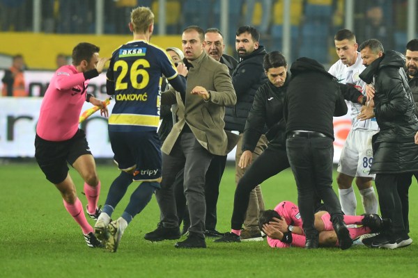 Турските футболни лиги спряха, след като президентът на клуба удари съдия
